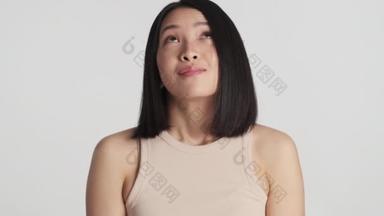 可爱的亚洲女孩的画像，希望能在白色背景下，在镜头前展示出友好的姿态和祈祷。愿<strong>梦想成真</strong>